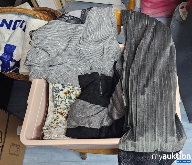 Artikel Nr. 397004: Damenkleidungspaket 35 Teile bunt gemischt inkl Aufbewahrungsbox
