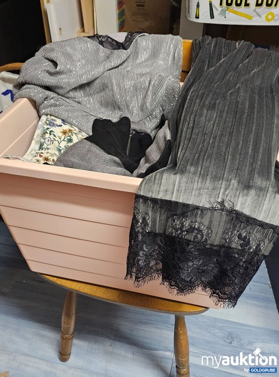 Artikel Nr. 397004: Damenkleidungspaket 35 Teile bunt gemischt inkl Aufbewahrungsbox