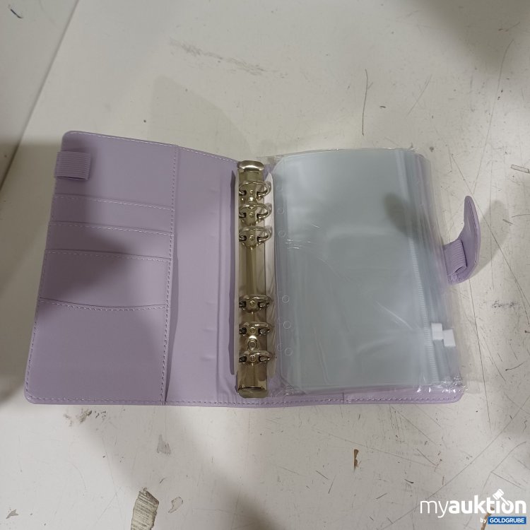 Artikel Nr. 932045 Artikel Nr. 932045: Lilafarbene A6 Budget-Binder mit Magnetverschluss, 6 Ringe, mit Folien