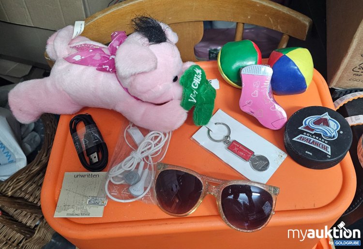 Artikel Nr. 397064: Set Diverses- Jonglierbälle, Sonnenbrille, Kabeln, Chip für Einkaufswagen, NHL Puck, Magische Sneaker Socken, Schmuck