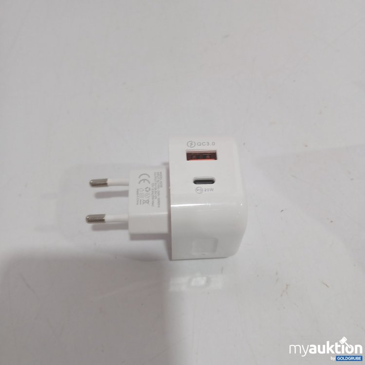 Artikel Nr. 911069 Artikel Nr. 911069: USB + USB-C Steckdosenadapter