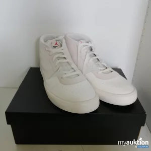 Auktion Jordan Series Mid Weiße High-Top Sneakers