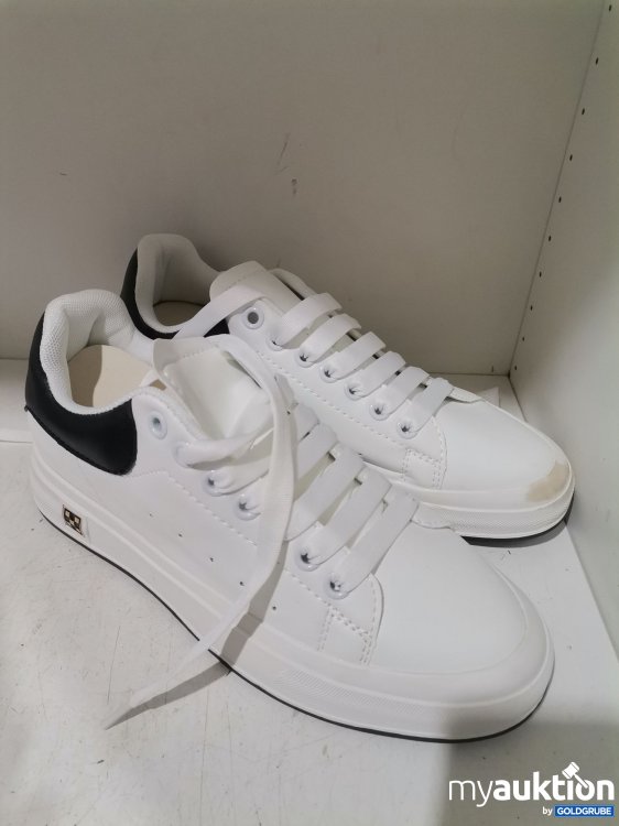 Artikel Nr. 899117: Freitzeitschuhe verschmutzt 