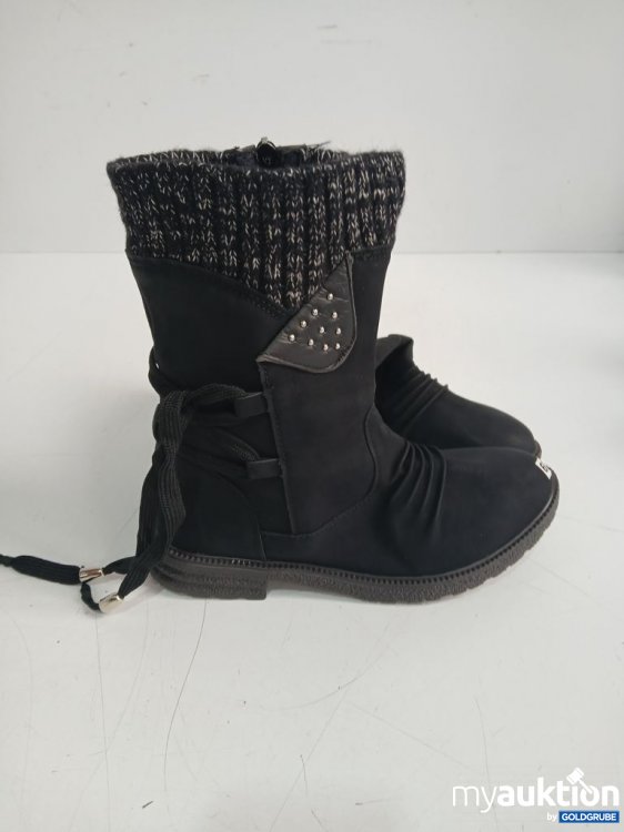 Artikel Nr. 931154 Artikel Nr. 931154: Schwarze Stiefel mit Strickbund, dekorativen Nieten und seitlichem Reißverschluss. Größe 39