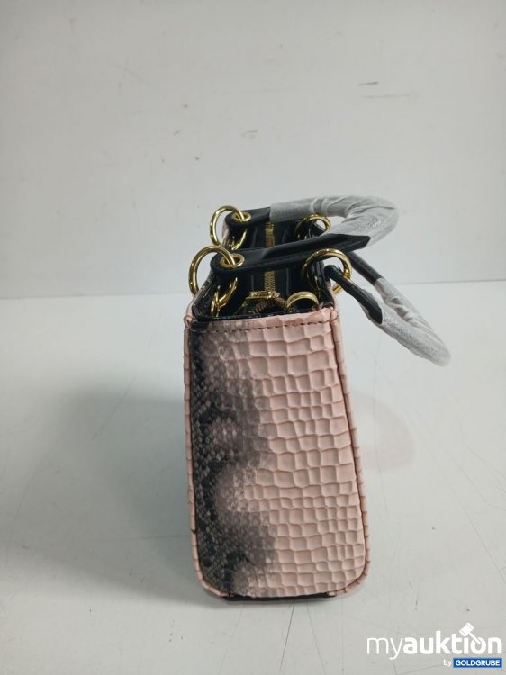 Artikel Nr. 931158 Artikel Nr. 931158: Kleine Handtasche mit Schlangenmuster, goldenen Details und schwarzen Griffen