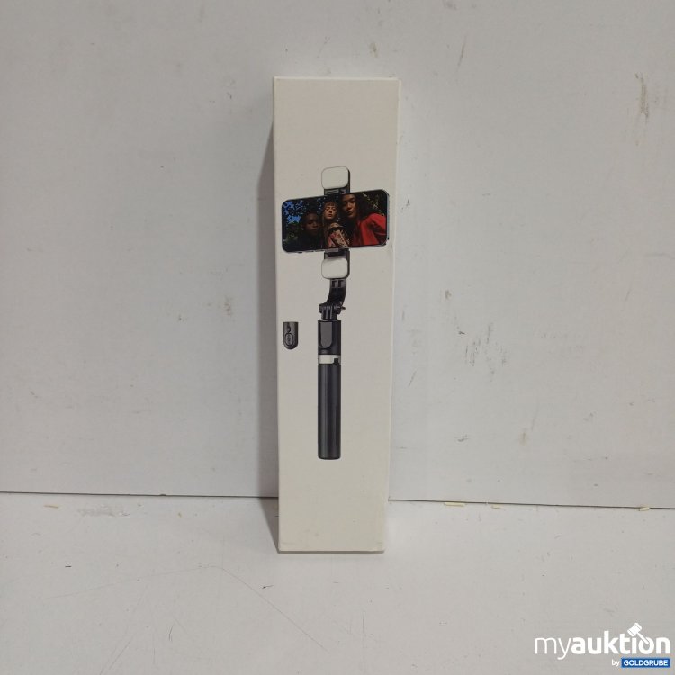 Artikel Nr. 983175:  3-in-1 Selfie-Stick mit integriertem Stativ und Bluetooth-Fernbedienung, Licht integriert, Q02MP