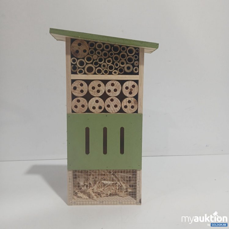 Artikel Nr. 900177: Insektenhotel mit schrägem grünen Dach ca. 36cm 