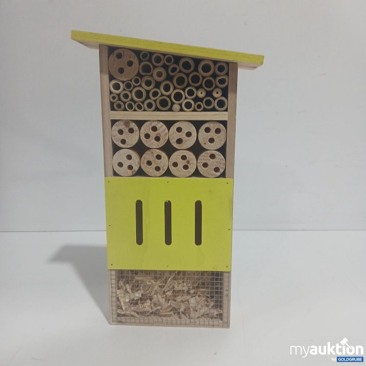 Artikel Nr. 900179: Insektenhotel mit schrägem gelben Dach ca. 37cm 