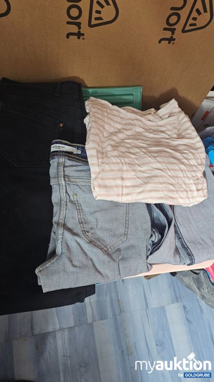 Artikel Nr. 394201 Artikel Nr. 394201: 3 Damenjeans und 1 Esprit Leiberl (Größe M)