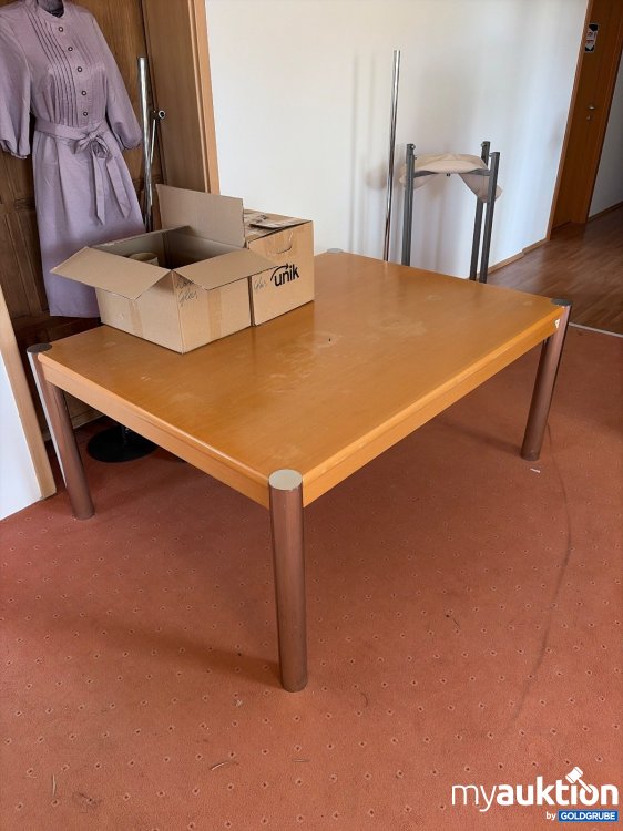 Artikel Nr. 455255: Holztisch mit Metallbeinen
