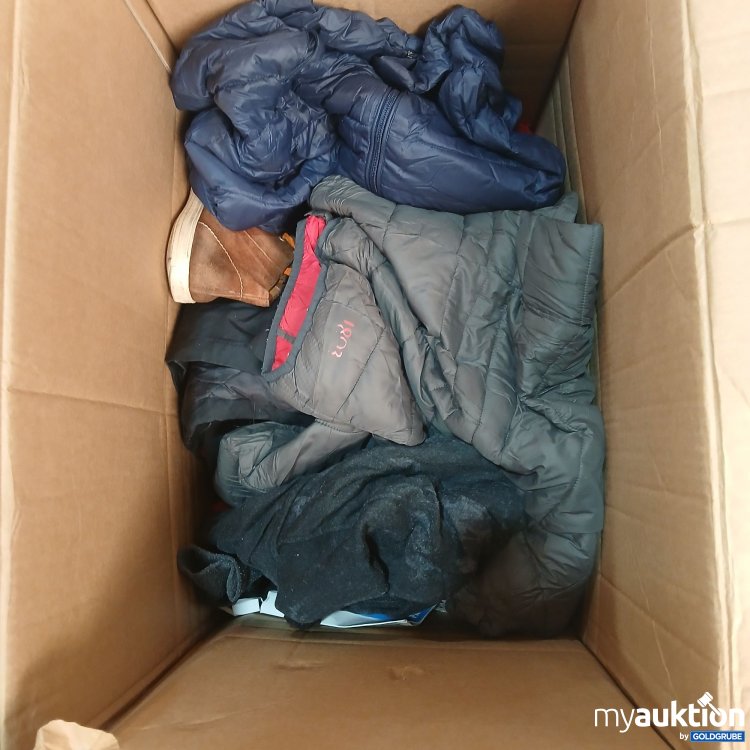 Artikel Nr. 952277: Fabricio Rollkoffer mit Diverser Kleidung und Kleinteilen