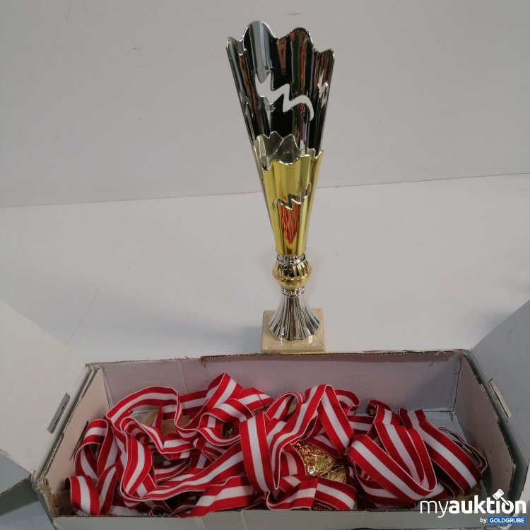 Artikel Nr. 888324 Artikel Nr. 888324: Diverser Pokal mit 13 StkMedaillen