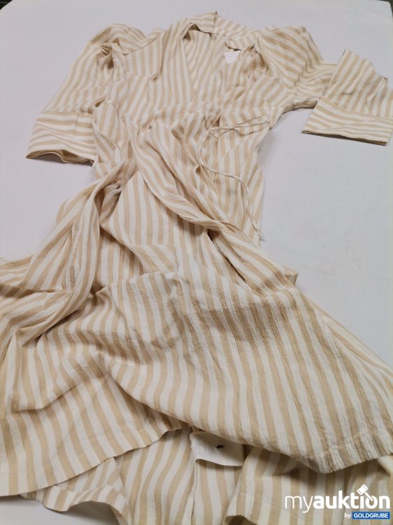 Artikel Nr. 822328 Artikel Nr. 822328: H&M Wickelkleid
