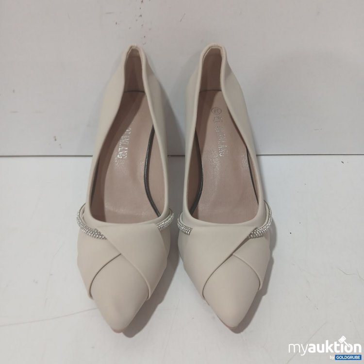 Artikel Nr. 993333 Artikel Nr. 993333: HJ QIANLANG Beige Pumps mit spitzer Zehenpartie und dekorativem Element. Größe: 38