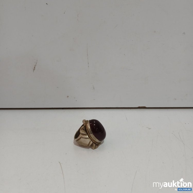 Artikel Nr. 522341: Ring mit großem dunkelrotem Stein Material unbekannt