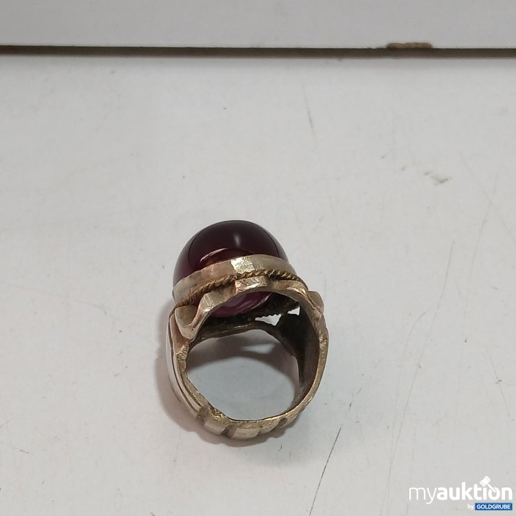 Artikel Nr. 522341: Ring mit großem dunkelrotem Stein Material unbekannt