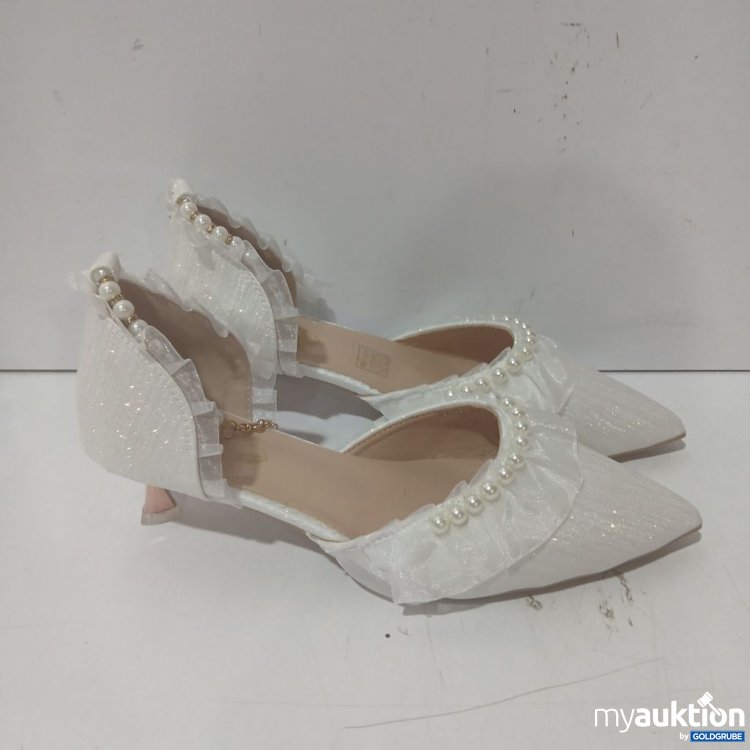 Artikel Nr. 993360 Artikel Nr. 993360: Weiße Schuhe mit Rüschen und Perlenverzierung. Schuhgröße 40