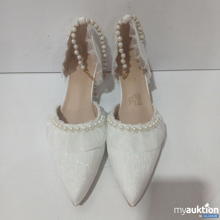 Artikel Nr. 993360 Artikel Nr. 993360: Weiße Schuhe mit Rüschen und Perlenverzierung. Schuhgröße 40