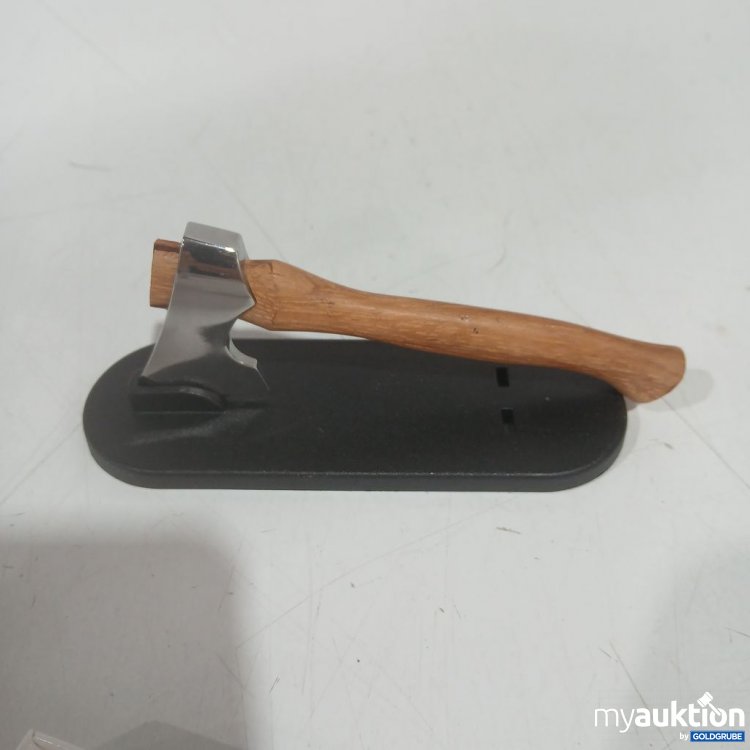Artikel Nr. 932396 Artikel Nr. 932396: Miniatur-Axt auf schwarzem Standfuß. Maße: Länge 10,6 cm, Höhe 8 cm