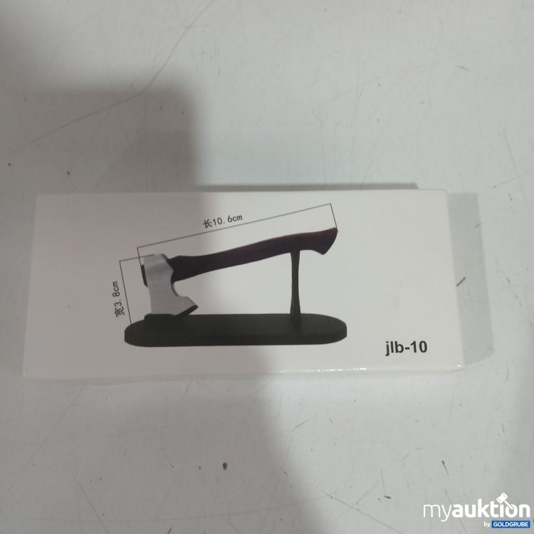 Artikel Nr. 932396: Miniatur-Axt auf schwarzem Standfuß. Maße: Länge 10,6 cm, Höhe 8 cm