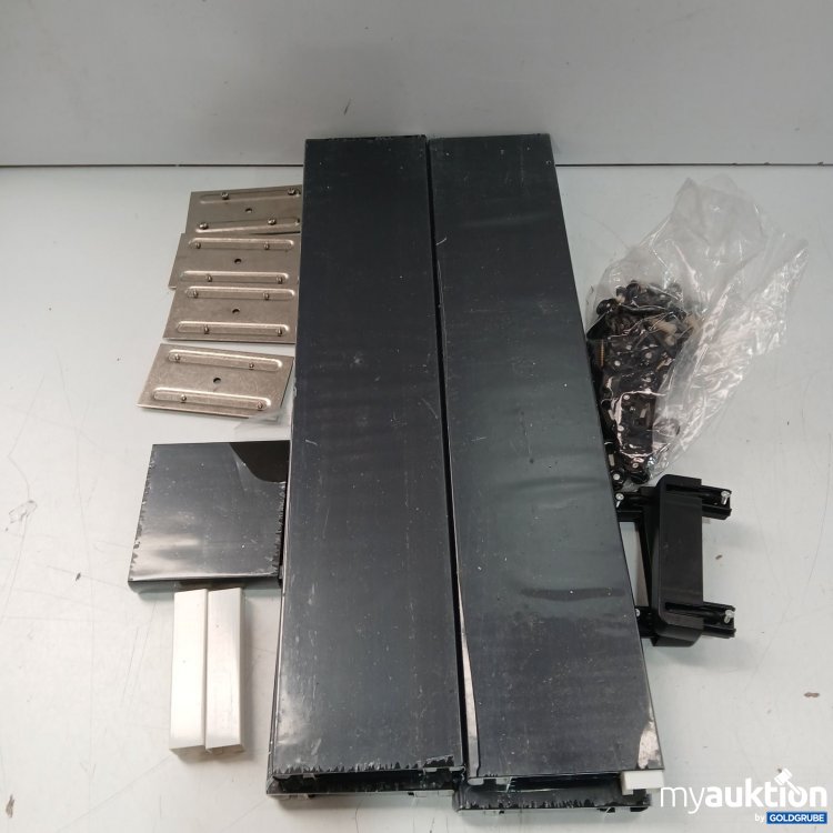 Artikel Nr. 468404: Diverse Alu Profile schwarz mit 4 Metallplatten und Schrauben gebraucht