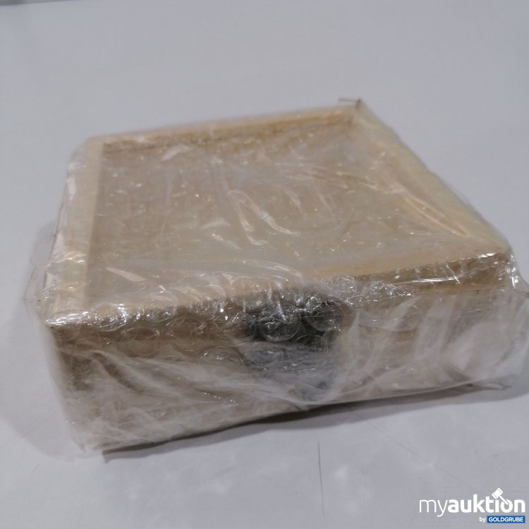 Artikel Nr. 883413 Artikel Nr. 883413: Holztruhe mit Sichtfenster 12×12cm