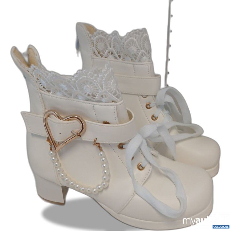 Artikel Nr. 963437: Schuhe mit Herzanhänger und Spitze