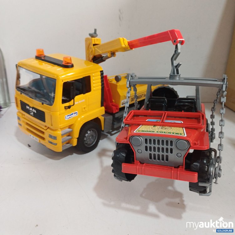 Artikel Nr. 983457: Bruder MAN TGA Abschlepp-LKW mit roten Geländewagen, Maßstab 1:16 