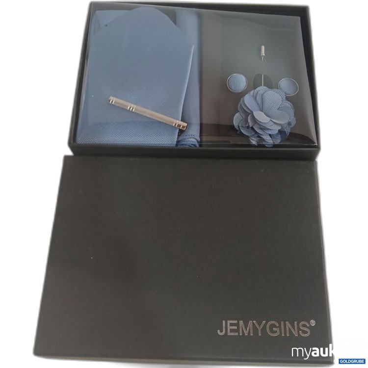 Artikel Nr. 929496 Artikel Nr. 929496: JEMYGIN'S Set Krawatte, Einstecktuch, Krawattennadel, Anstecker