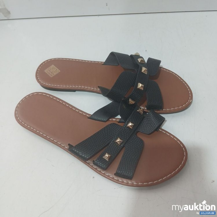 Artikel Nr. 939512 Artikel Nr. 939512: Schwarze Sandalen mit dekorativen Nieten
Gr 40