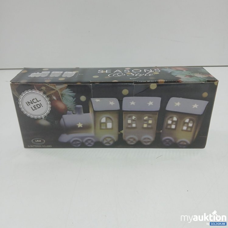 Artikel Nr. 912522 Artikel Nr. 912522: Seasons & Style Figurine train porcelain with lights 25,5x5,5x9cm