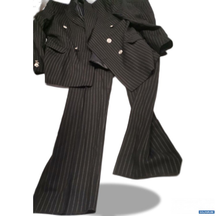 Artikel Nr. 837529: Massaro Anzug Knopf fehlt