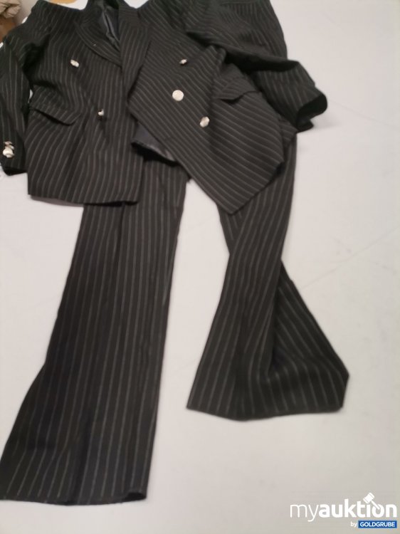 Artikel Nr. 837529: Massaro Anzug Knopf fehlt