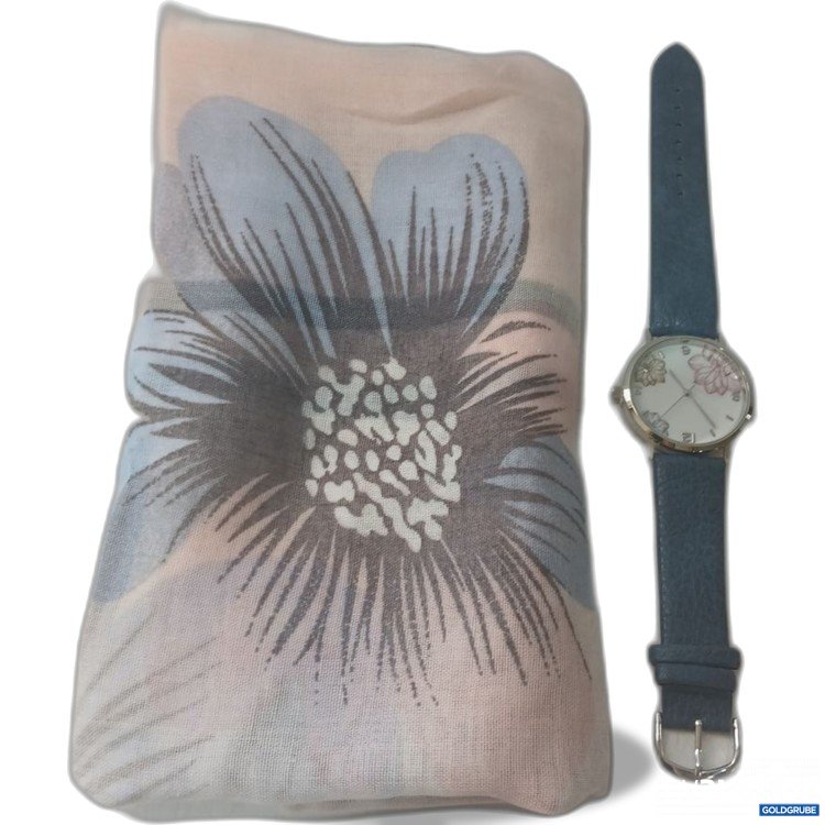 Artikel Nr. 939541: Tuch mit floralem Muster und Armbanduhr blauem Lederarmband. Zifferblatt in Weiß floralen Motiv