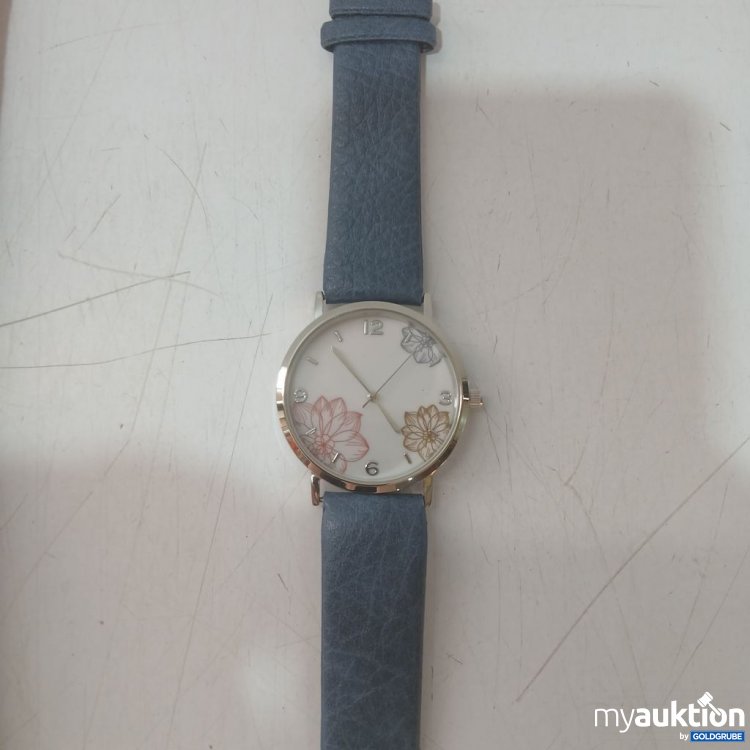 Artikel Nr. 939541: Tuch mit floralem Muster und Armbanduhr blauem Lederarmband. Zifferblatt in Weiß floralen Motiv