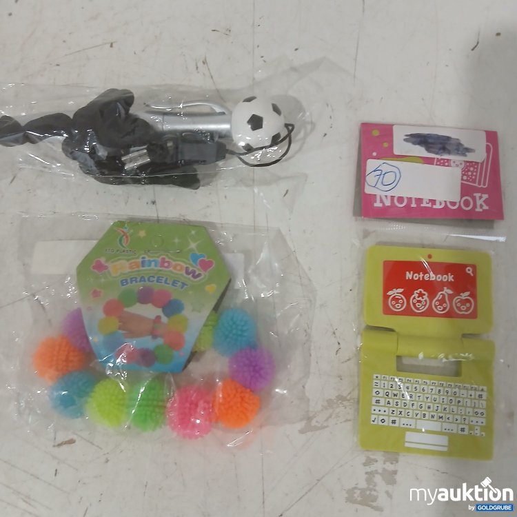 Artikel Nr. 930543: Kinder Rainbow-Armband, Notebook-Radiergummi und Fußball-Kugelschreiber zum Umhängen