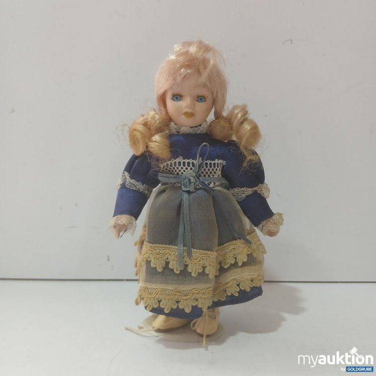 Artikel Nr. 939586 Artikel Nr. 939586: Kleine Puppe mit blonden Locken und blauem Kleid
