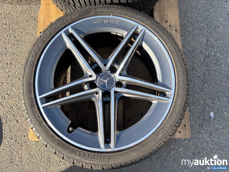 Artikel Nr. 438595: Pirelli Reifen 235/35R19 mit AMG Felge