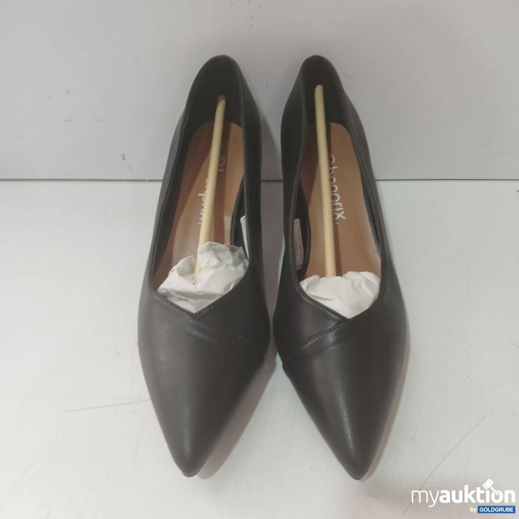 Artikel Nr. 939607 Artikel Nr. 939607: Bonprix Schwarze Pumps mit spitzem Vorderteil und einem kleinen Absatz
Gr 39