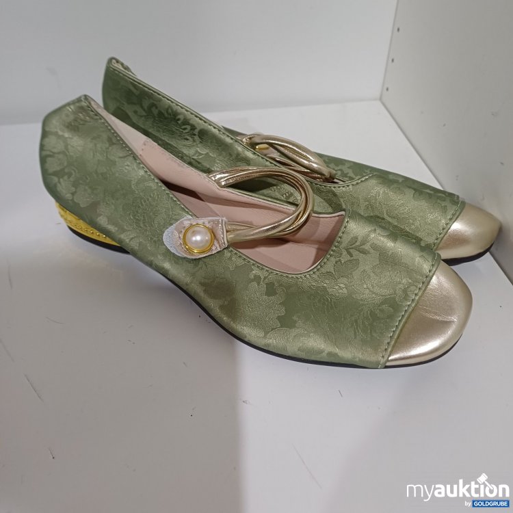 Artikel Nr. 469636 Artikel Nr. 469636: Damenschuhe mit goldfarbenen Details und Perlen Größe 40