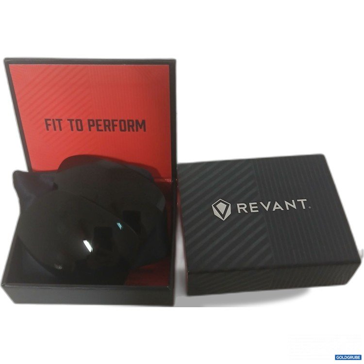 Artikel Nr. 917644 Artikel Nr. 917644: Revant Fit to Perform Oakley Hijinx