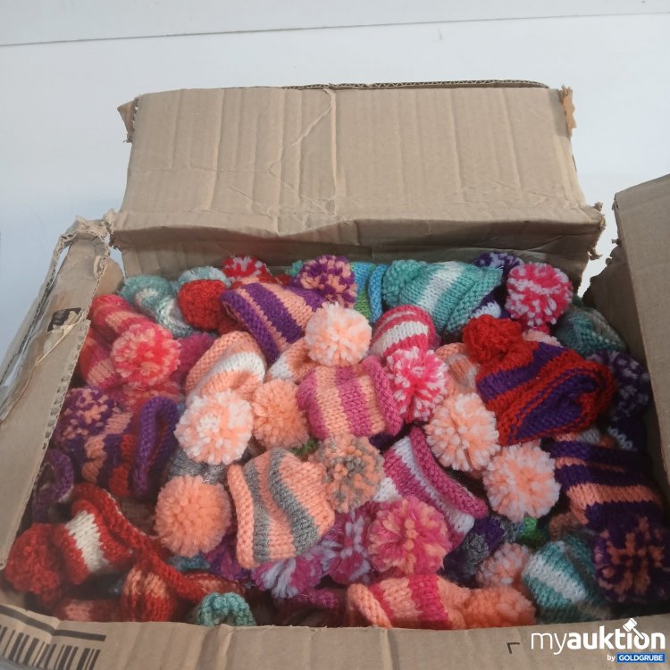 Artikel Nr. 477646: kleine gestrickte Mützen mit Bommel bunt