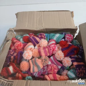 Auktion kleine gestrickte Mützen mit Bommel bunt