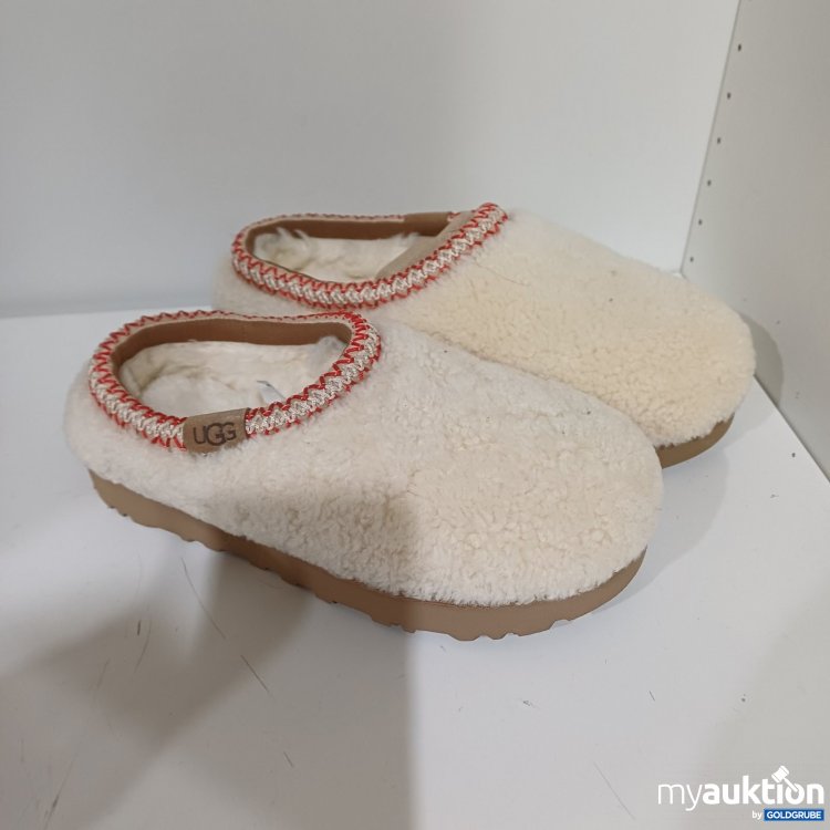 Artikel Nr. 469658 Artikel Nr. 469658: UGG Hausschuhe weiß mit rotem Rand Größe 37