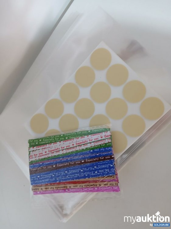 Artikel Nr. 933672 Artikel Nr. 933672: Geschenkstüten 15x20cm
Sticker Set mit runden Aufklebern und Bändern