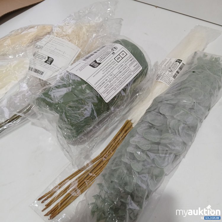Artikel Nr. 843721: Chinesisches deco Set mit Federn und Blumen aus Plastik