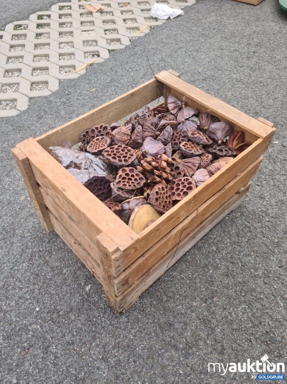 Artikel Nr. 934790: Holzkiste voll mit Lotuszapfen