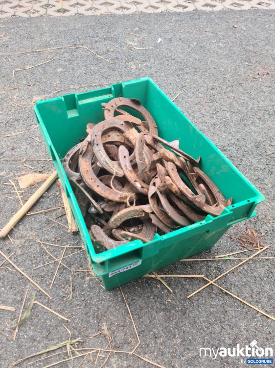Artikel Nr. 934791: Plastikkiste gefüllt mit Hufeisen