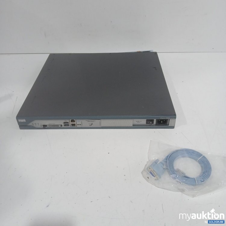 Artikel Nr. 464824 Artikel Nr. 464824: Cisco 2800 Series Router mit blauem Kabel