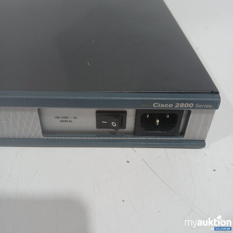 Artikel Nr. 464824 Artikel Nr. 464824: Cisco 2800 Series Router mit blauem Kabel